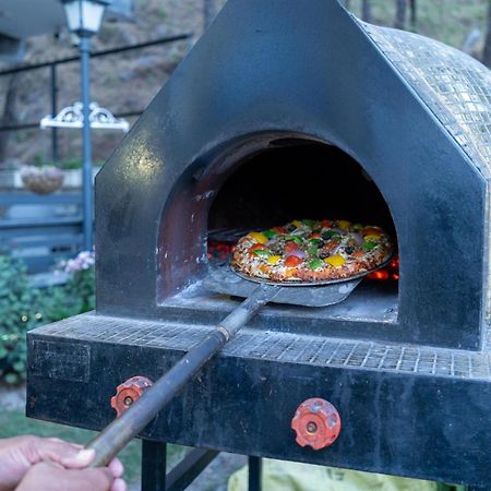 Stayvista At Floradale W Jacuzzi & Wood-Fire Pizza Kasauli Buitenkant foto